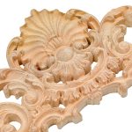 زخارف خشبية مصنوعة يدويًا