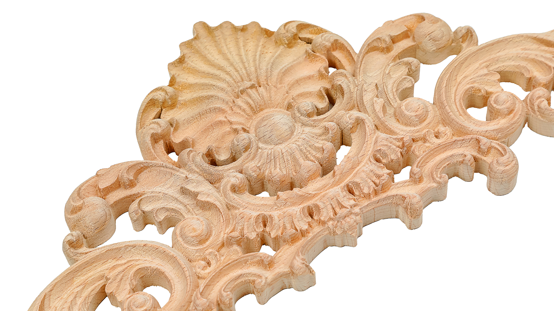 زخارف خشبية مصنوعة يدويًا