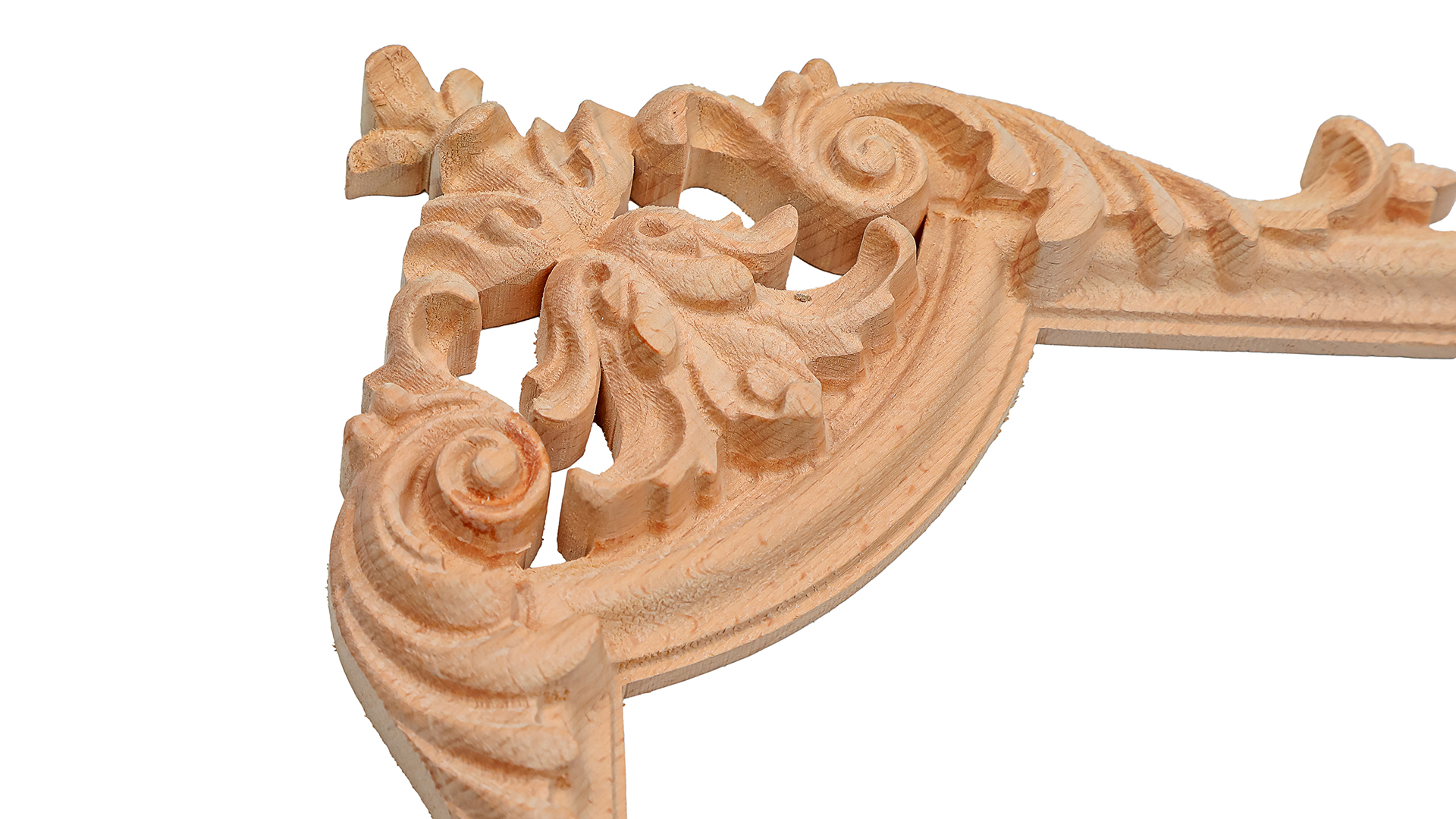 زواية خشبية محفورة يدوياً تضيف روح الحرفة إلى الديكور